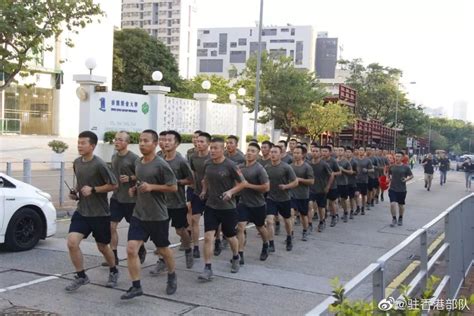 驻港部队协助清理路障恢复交通 香港市民欢呼鼓掌手机新浪网