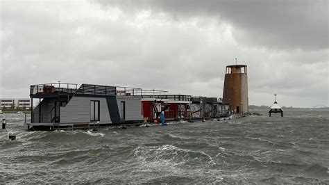 Sturmflut An Der Ostsee Hausboot Bewohner Vor Fehmarn Im Schlaf Berrascht