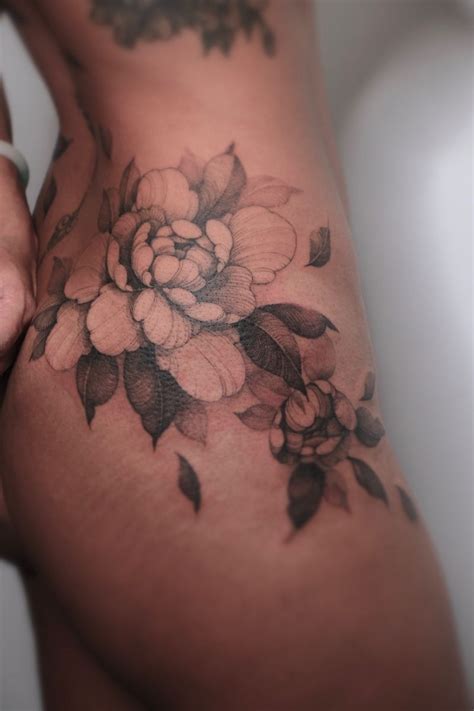 Flower Tattoos For Thighs