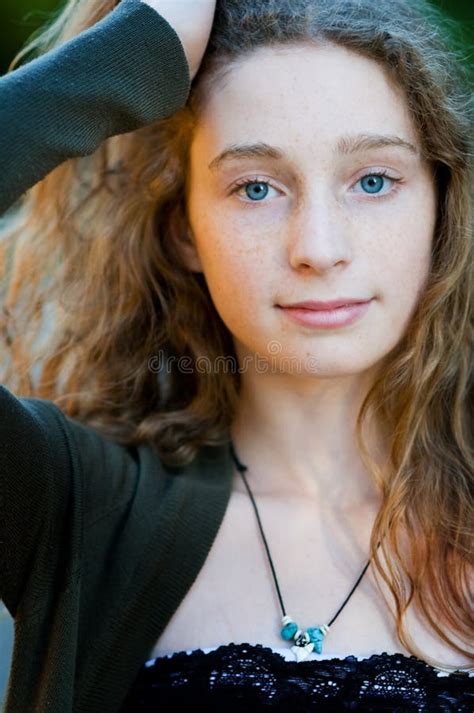 Ci Rrese Para Arriba De Adolescente Con Los Ojos Azules Hermosos Foto