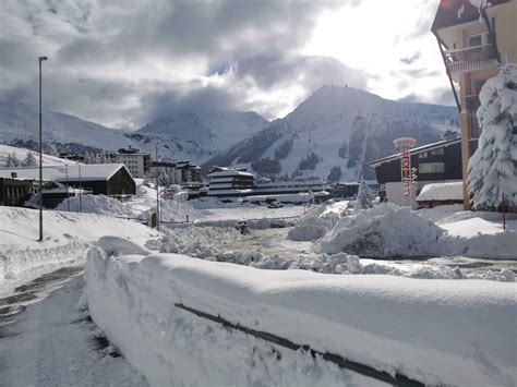 Sestriere Una Gran Bella Nevicata In Vista Dellapertura Della