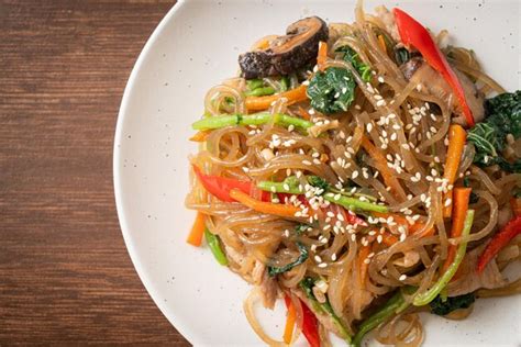 Japchae Ou Nouilles Vermicelles Cor Ennes Saut Es Avec L Gumes Et Porc