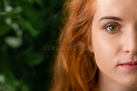 Belle Jeune Dame Aux Yeux Verts Couverte De Taches De Rousseur Avec Les