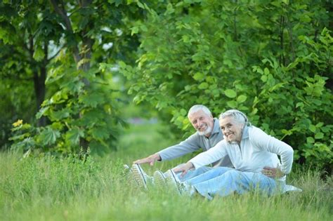 Retrato De Una Hermosa Pareja De Ancianos En El Parque Foto Premium