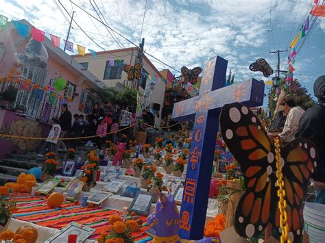 Instalan Altar De Muertos Monumental En Escalinatas De Santa Anita