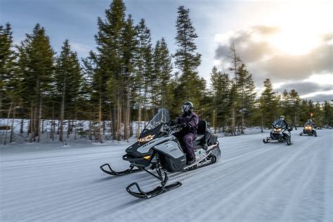 Snowmobile & Snowcoach Tour Packages - Yellowstone Vacations