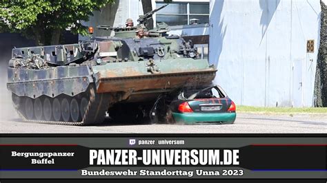 Bergepanzer Büffel zerstört 3 Autos während DynamischerVorführung