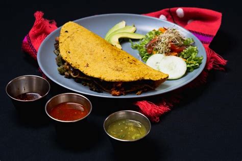 Quesadilla Comida Mexicana Con Aguacate Salsa Y Ensalada De Fondo