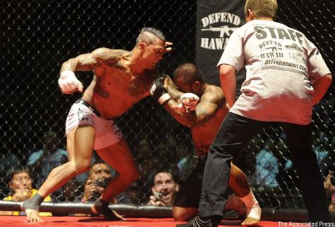 Video: CFL star Chad Owens wins MMA debut, reportedly emerges unscathed - Yahoo Sports