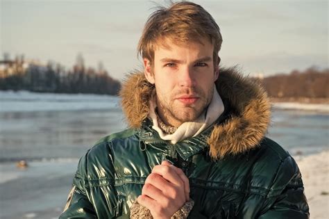 Hombre sexy en ropa de abrigo ropa de abrigo para la temporada de frío