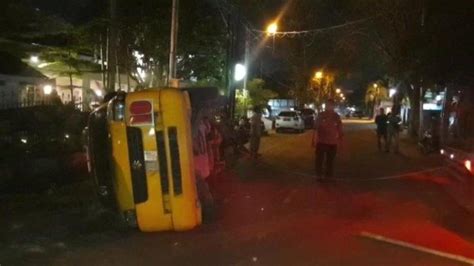 Mobil Toyota Raize Tabrak Angkot Hingga Terguling Penumpang Luka