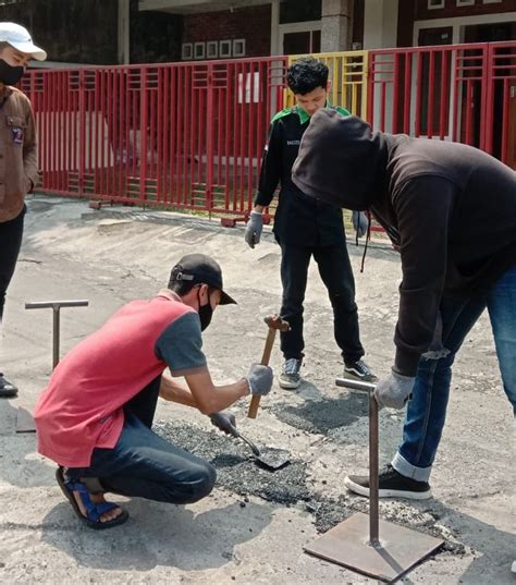 Manfaatkan Limbah Aspal Mahasiswa Teknik Sipil Itn Malang Tambal Jalan