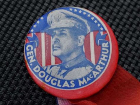 104 Nice Patriotic Ww2 Us Celluloid Pin Badge Of Gen Douglas Macarthur