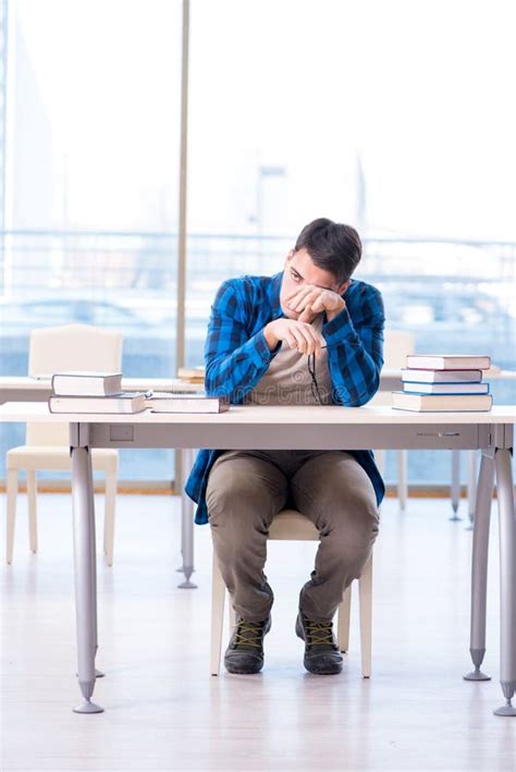 Estudante Que Estuda Na Biblioteca Vazia O Livro Que Prepara Se