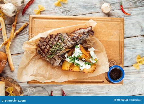 Bife De Carne Grelhada Batatas Em Prato De Madeira Foto De Stock