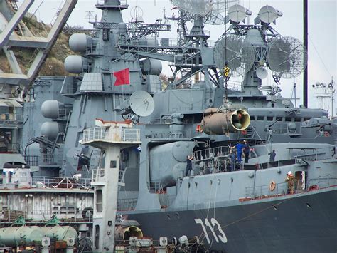 Погрузка ракет универсального ракетного комплекса УРК-5 "Раструб-Б" на ...