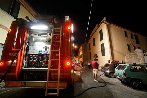 Fiamme in appartamento grave una donna Forse la causa è una sigaretta