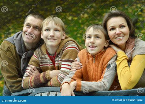 Familia De Cuatro Miembros Feliz Foto De Archivo Imagen