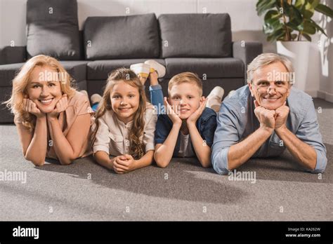 Petits Enfants Grands Parents Banque De Photographies Et Dimages