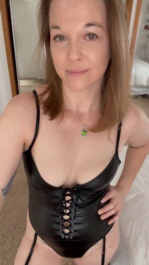 Milf Smiles For Your Monday Reddit Nsfw