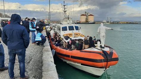 Sbarco Di Migranti A Crotone Le Foto Dellarrivo Gazzetta Del Sud