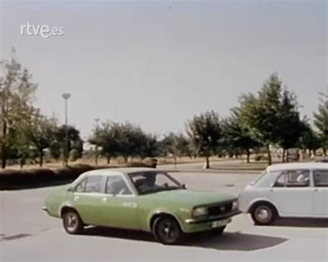 IMCDb org 1972 Authi Austin 1100 MkII ADO16 in Página de sucesos