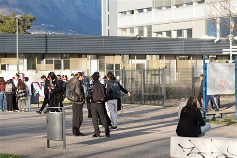 Laurent Wauquiez pour expérimenter l uniforme au lycée en Aura