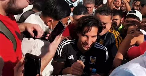 El Messi Mexicano está de vuelta Diego Lainez causa furor en las aulas