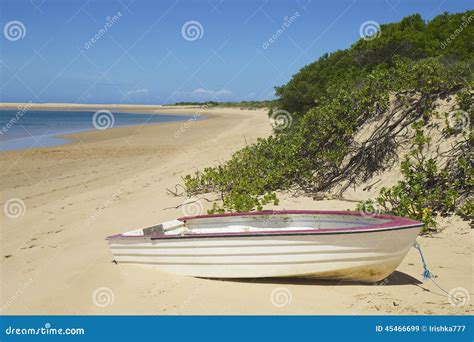 Barco En Un Lago Reservado En La Isla Portuguesa Mozambique Imagen De