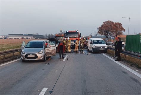 Karambol Pi Ciu Samochod W Na Autostradzie A Pod Wroc Awiem By Y