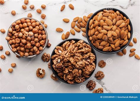 Diferentes Tipos De Nueces Peladas En Cuencos Y Unas Cuantas Nueces