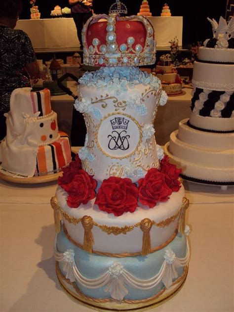 Cake For A Queen Decorated Cake By Carmen Sweetness Cakesdecor