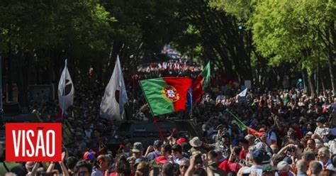 Vis O Milhares De Pessoas Desfilam Na Avenida No Dia Da Liberdade