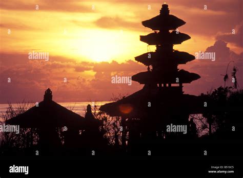 tanah lot bali indonesia Stock Photo - Alamy