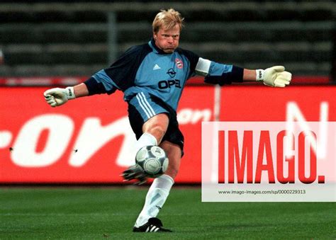 Torwart Oliver Kahn Bayern beim Abschlag Fußball 1 BL Herren Saison