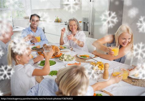 Composite Bild Der Gl Cklichen Familie Erh Hen Ihre Lizenzfreies Foto