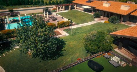 La Casa Di Ilary Blasi In Unica Mostra L Enorme Villa Con Giardino