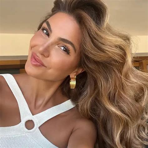 María Pombo rompe Instagram con su cambio de look inspirado en Hailey