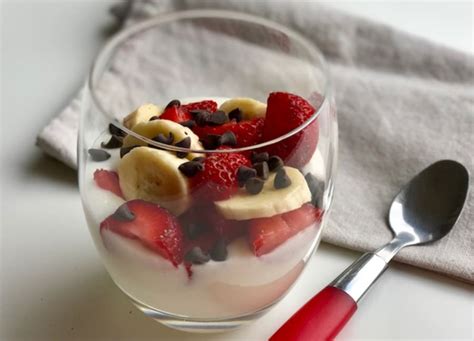 Yogur con Fresas Plátano y Virutas de Chocolate Receta ekilu