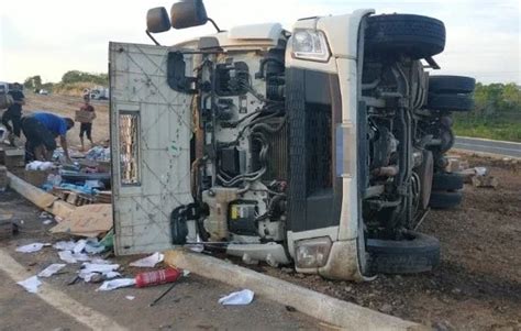 Caminhão Baú Tomba E Espalha Carga No Canteiro Central Da Br 316