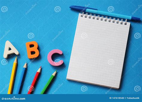 Primeras Letras De Abc Del Alfabeto Ingl S En Un Fondo Azul Cuaderno Y