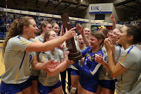 PHOTO GALLERY: Loper Volleyball Wins MIAA Conference Tournament – UNK News