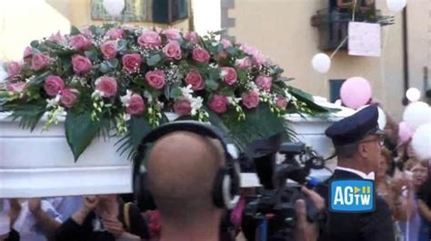 Palloncini Bianchi E Rosa Per L Ultimo Saluto A Sofia Castelli Uccisa