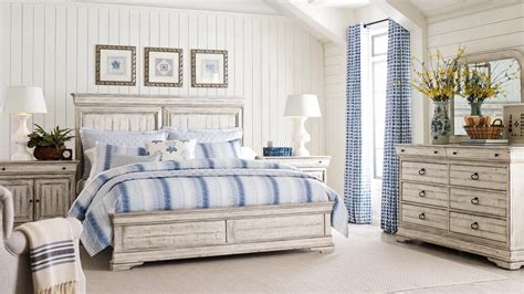 Kincaid Selwyn 4pc Panel Bedroom Set in Cottage White