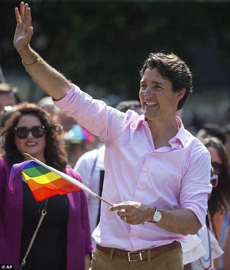 Justin Trudeau Embraces A Drag Queen At Vancouvers Pride Parade