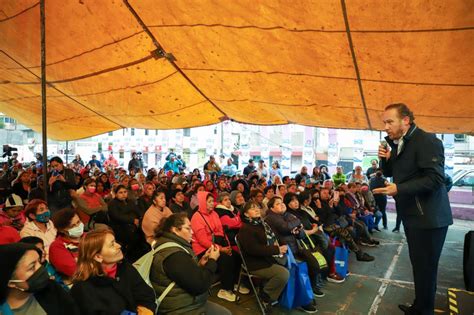 Taboada con vecinos en territorio de Brugada Mexiqueño