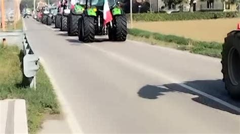 Non Si Ferma La Protesta Degli Agricoltori Il Corteo Dei Trattori