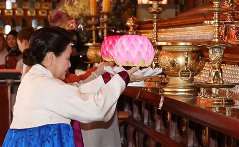 불교 신년 하례 법회 참석한 김정숙 여사 한국일보