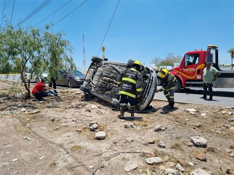 Joven conductor pierde el control y sufre volcadura en Torreón El