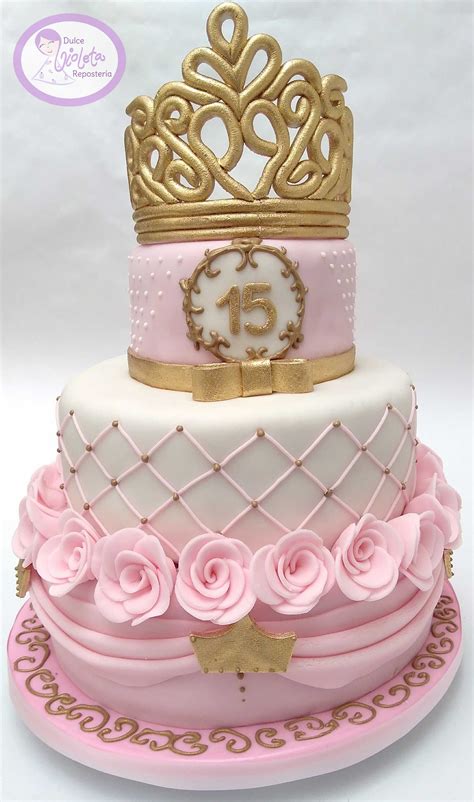 Torta A Os De Pisos Con Decoraci N De Rosas Y Corona De Reina